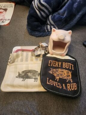 Pig-Themed Kitchen Set with Oven Mitt & Potholder